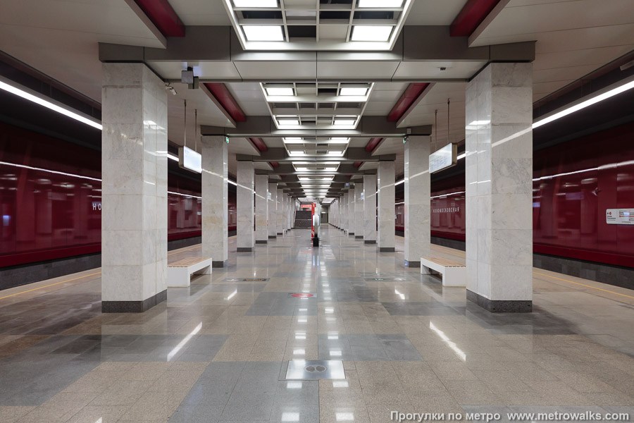 Станция Новомосковская (Сокольническая линия, Москва). Центральный зал станции, вид вдоль от входа в сторону глухого торца.