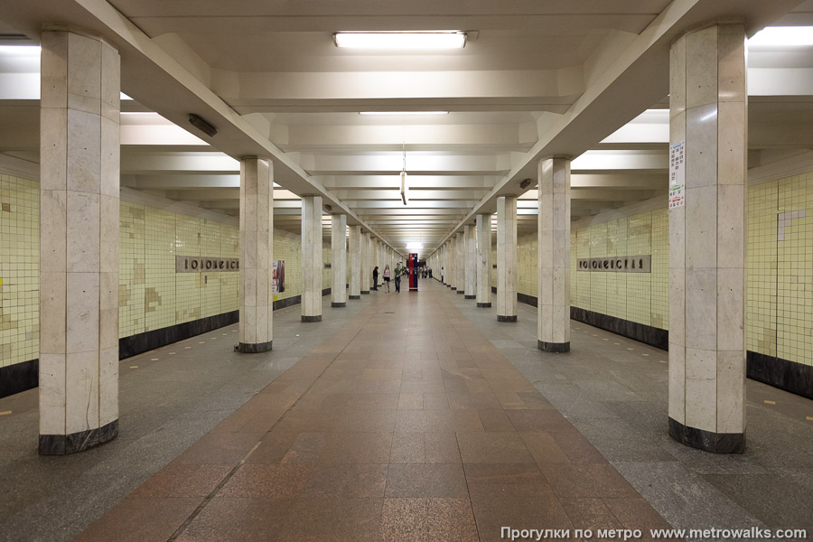 Станция Коломенская (Замоскворецкая линия, Москва). Продольный вид центрального зала.