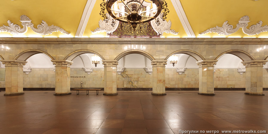 Станция Комсомольская (Кольцевая линия, Москва). Поперечный вид, проходы между колоннами из центрального зала на платформу.