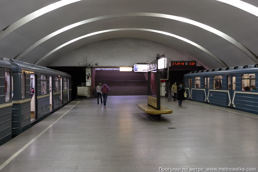 Станция Коньково (Калужско-Рижская линия, Москва). Выход в город осуществляется по лестнице.
