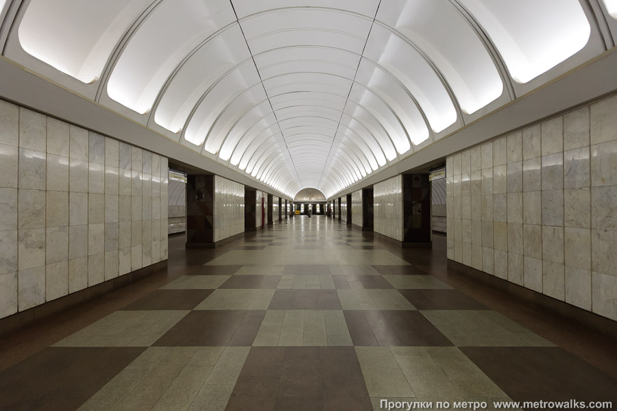 Станция Крестьянская Застава (Люблинско-Дмитровская линия, Москва). Центральный зал станции, вид вдоль от глухого торца в сторону выхода.