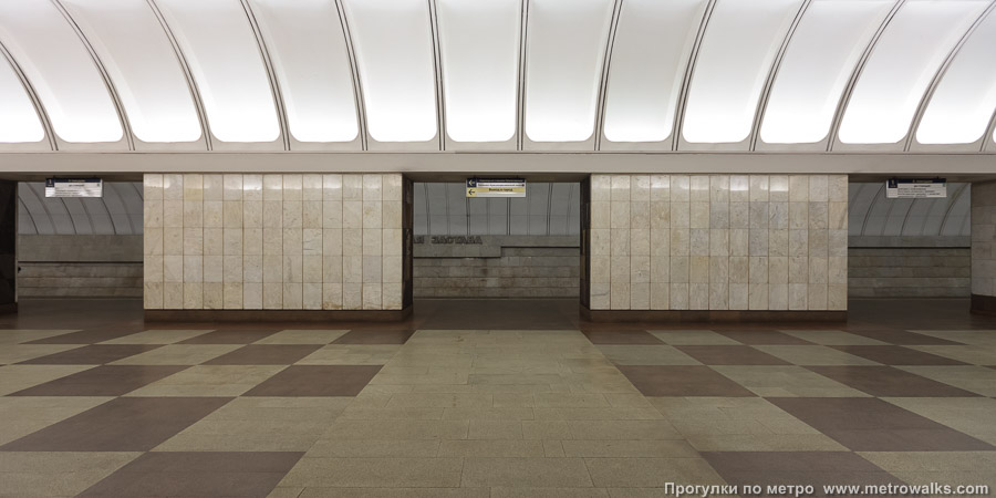 Станция Крестьянская Застава (Люблинско-Дмитровская линия, Москва). Поперечный вид, проходы между колоннами из центрального зала на платформу.