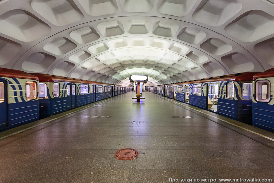 Станция Красногвардейская (Замоскворецкая линия, Москва). Продольный вид по оси станции. Для пущей цветастости — с двумя поездами модели 81-717.5М/714.5М, которые уже давно не выпускаются.