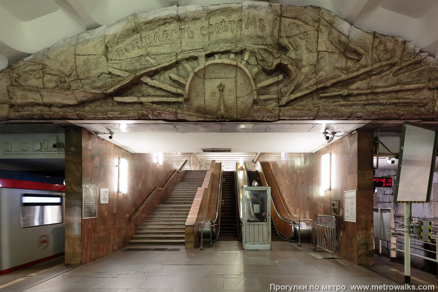 Станция Красногвардейская (Замоскворецкая линия, Москва). Выход в город, эскалаторы начинаются прямо с уровня платформы. В восточном торце станции.