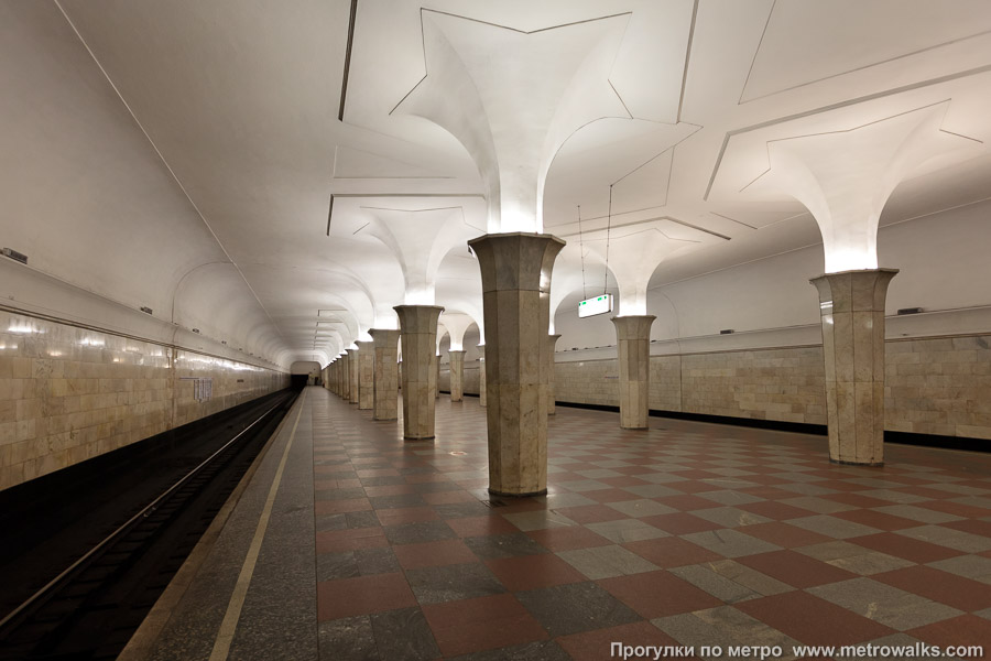 Станция Кропоткинская (Сокольническая линия, Москва). Вид с края платформы по диагонали на противоположную сторону сквозь центральный зал.