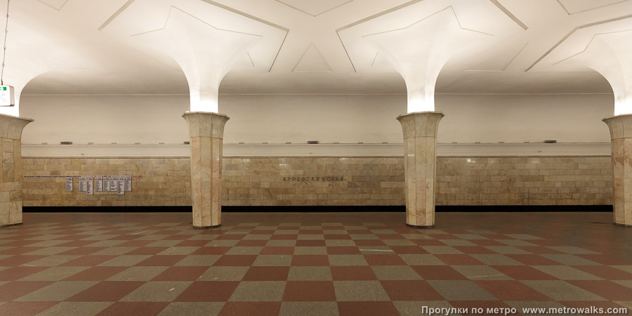 Станция Кропоткинская (Сокольническая линия, Москва). Поперечный вид, проходы между колоннами из центрального зала на платформу.