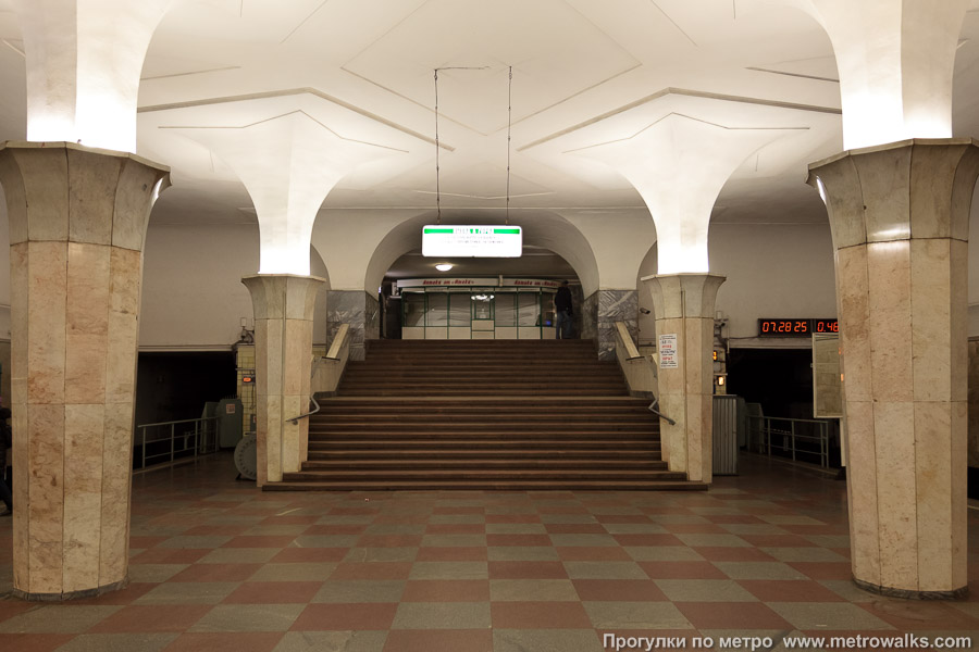 Станция Кропоткинская (Сокольническая линия, Москва). Выход в город осуществляется по лестнице.