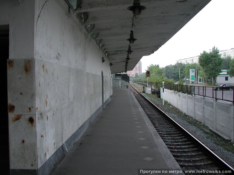 Станция Кунцевская (Филёвская линия, Москва). Продольный вид вдоль края платформы. Историческое фото (2002), когда станция обслуживала только Филёвскую линию.
