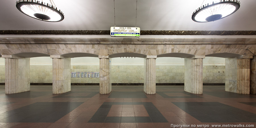 Станция Курская (Кольцевая линия, Москва). Поперечный вид, проходы между колоннами из центрального зала на платформу.