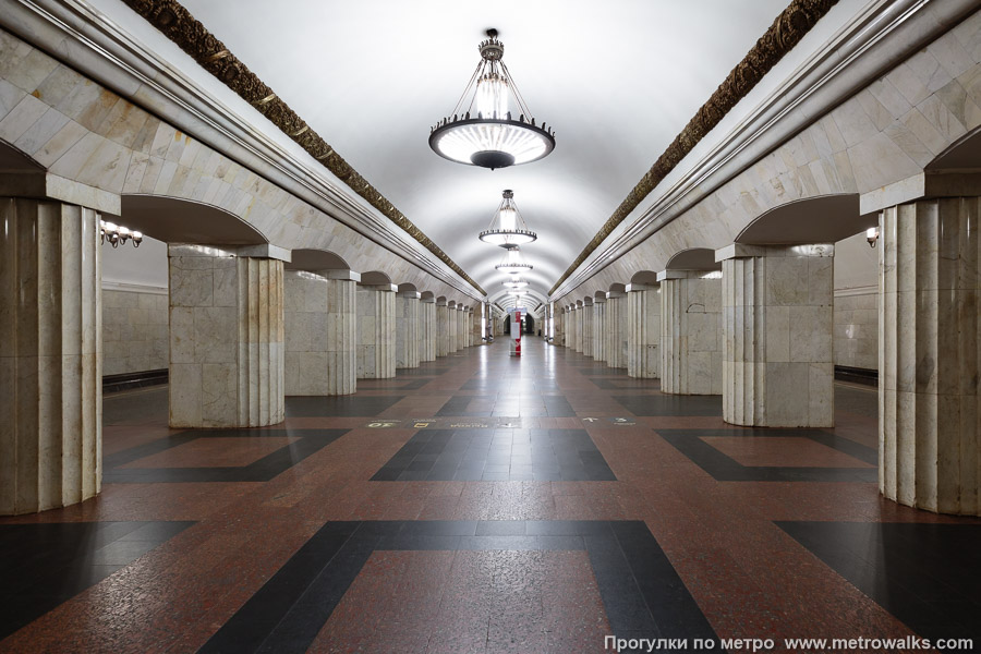 Станция Курская (Кольцевая линия, Москва). Продольный вид центрального зала.