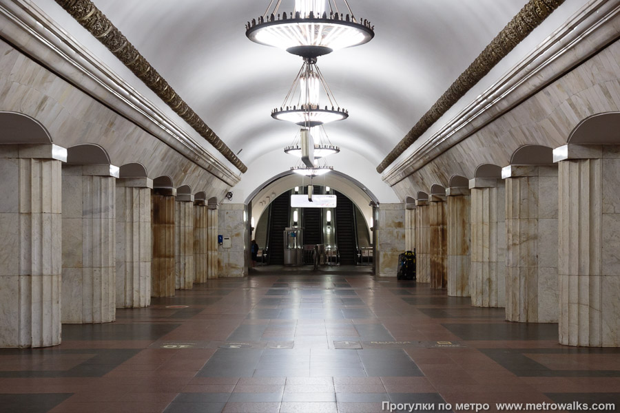 Станция Курская (Кольцевая линия, Москва). Часть станции около выхода в город. Северный выход в вестибюль рядом с Курским железнодорожным вокзалом.
