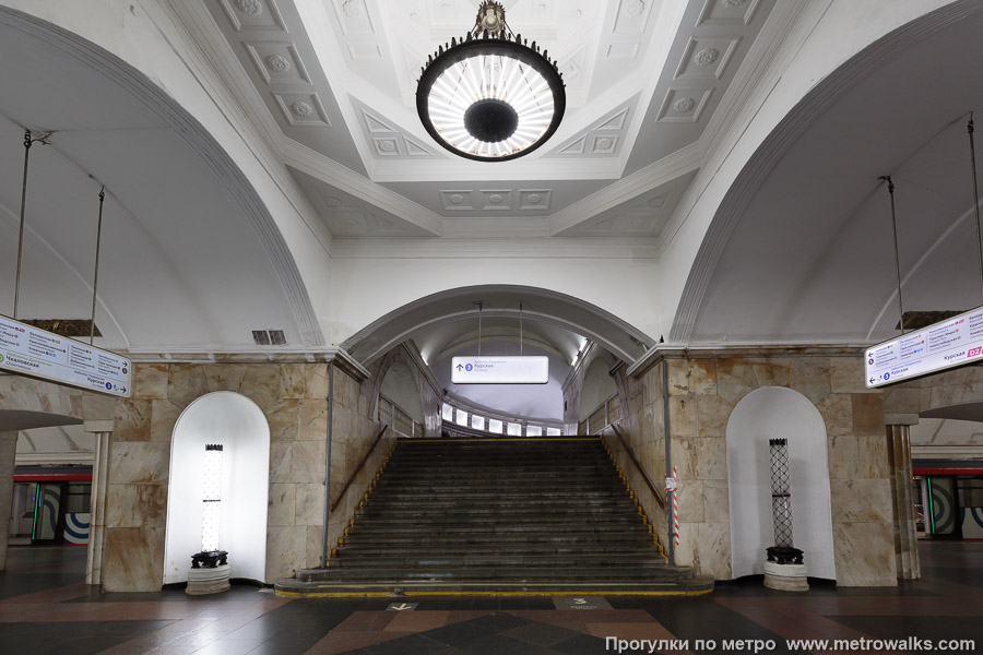 Станция Курская (Кольцевая линия, Москва). В центре зала — переход на одноимённую станцию Арбатско-Покровской линии.
