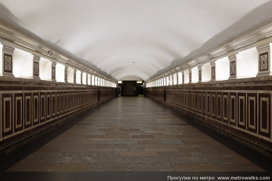 Станция Курская (Кольцевая линия, Москва). В коридоре перехода на Арбатско-Покровскую линию.
