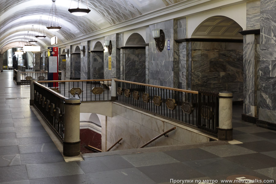 Станция Курская (Арбатско-Покровская линия, Москва). В центре зала — переход на одноимённую станцию Кольцевой линии.