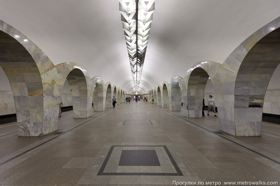 Станция Кузнецкий Мост (Таганско-Краснопресненская линия, Москва). Продольный вид центрального зала.