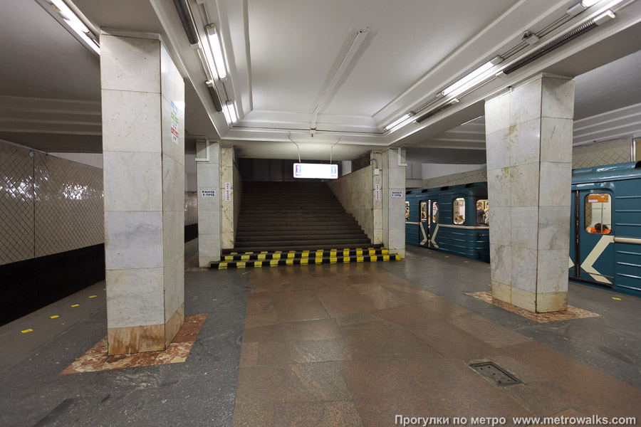 Станция Ленинский проспект (Калужско-Рижская линия, Москва). В центре зала был построен задел под дополнительный выход или пересадку, который долгое время не использовался. Сейчас здесь переход на МЦК.