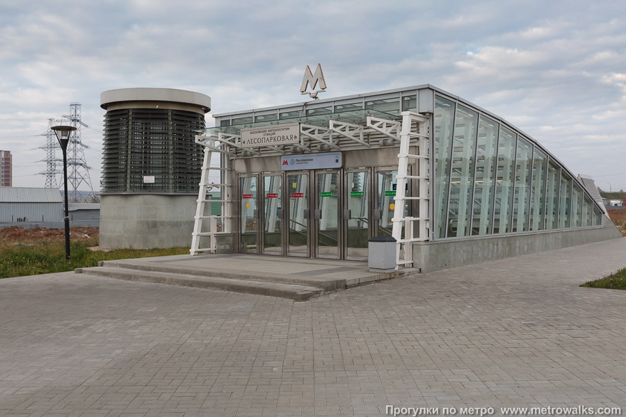 Станция Лесопарковая (Бутовская линия, Москва). Вход в подземный вестибюль станции через спуск, похожий на подземный переход.