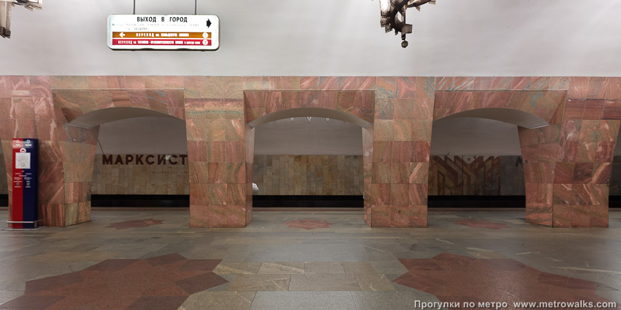 Станция Марксистская (Калининская линия, Москва). Поперечный вид, проходы между колоннами из центрального зала на платформу.