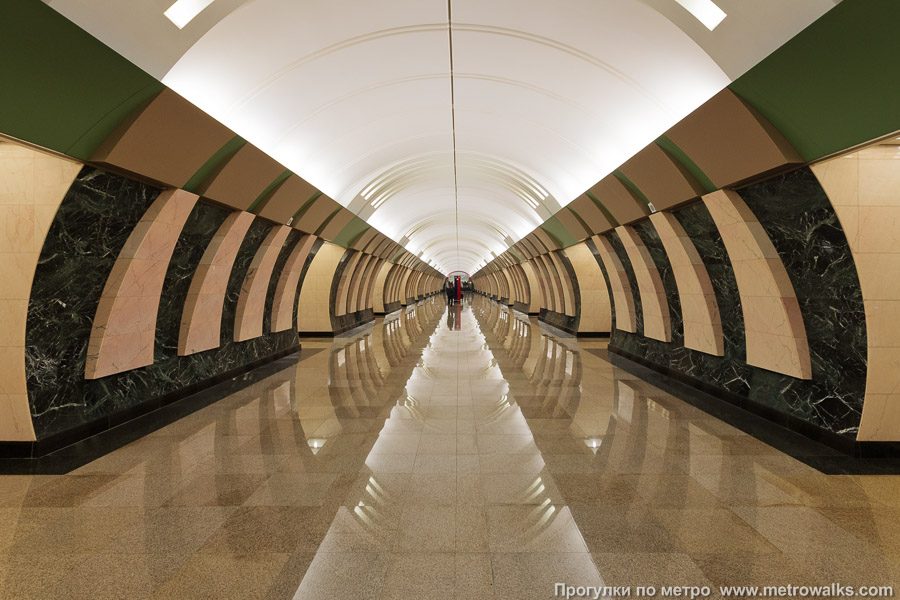 Станция Марьина Роща (Люблинско-Дмитровская линия, Москва). Центральный зал станции, вид вдоль от глухого торца в сторону выхода.