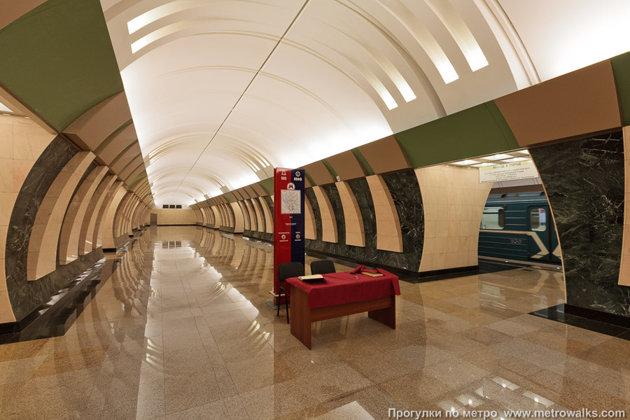 Станция Марьина Роща (Люблинско-Дмитровская линия, Москва). Центральный объект на платформе — «ИнфоСОС».
