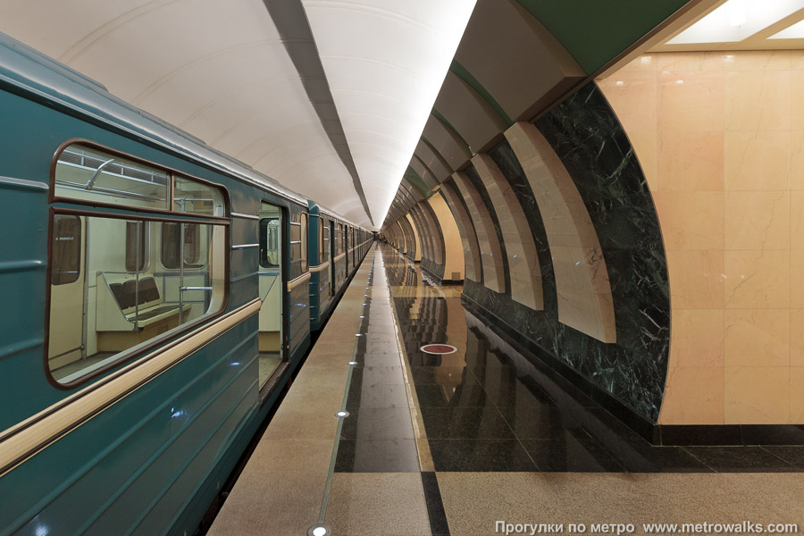 Станция Марьина Роща (Люблинско-Дмитровская линия, Москва). Боковой зал станции и посадочная платформа, общий вид. Для контраста — с новым поездом, даже без рекламы.