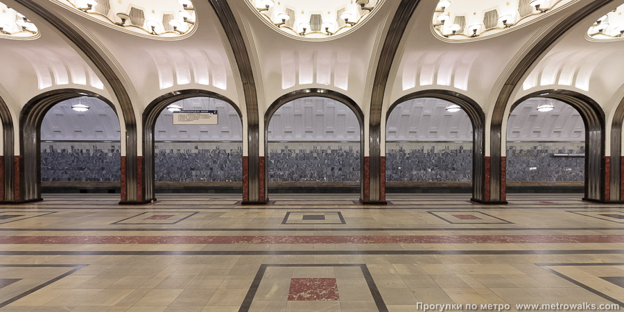 Станция Маяковская (Замоскворецкая линия, Москва). Поперечный вид, проходы между колоннами из центрального зала на платформу.