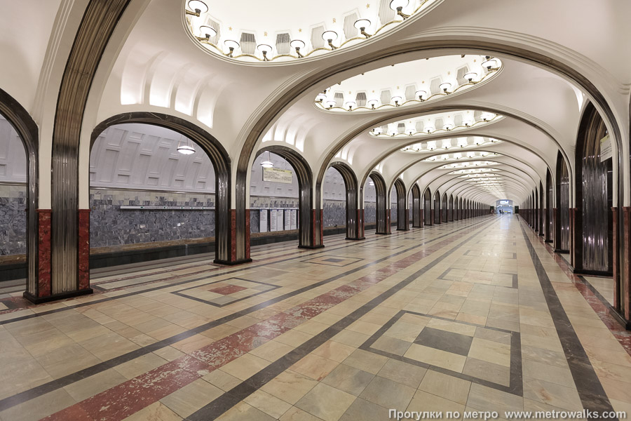 Станция Маяковская (Замоскворецкая линия, Москва). Вид по диагонали.