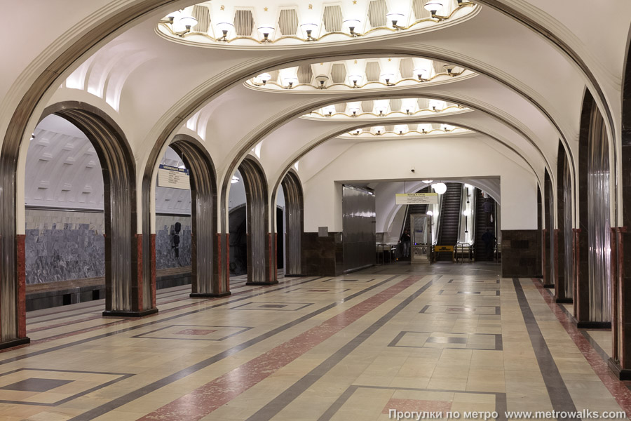 Станция Маяковская (Замоскворецкая линия, Москва). Часть станции около выхода в город. Это старый выход, на Тверскую улицу и к Триумфальной площади.