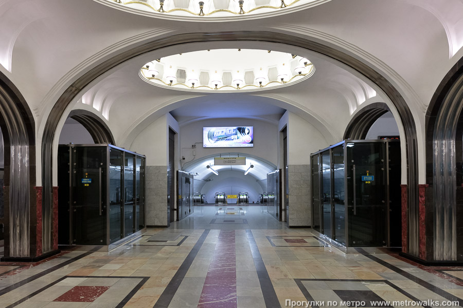 Станция Маяковская (Замоскворецкая линия, Москва). Новый выход, на 1-ю Тверскую-Ямскую улицу, необычен тем, что сначала нужно спуститься вниз, а не наверх, а эскалаторы на подъём располагаются далее.