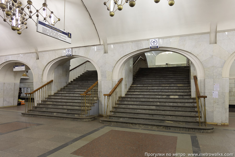 Станция Менделеевская (Серпуховско-Тимирязевская линия, Москва). В центре зала — переход на станцию Новослободскую Кольцевой линии.