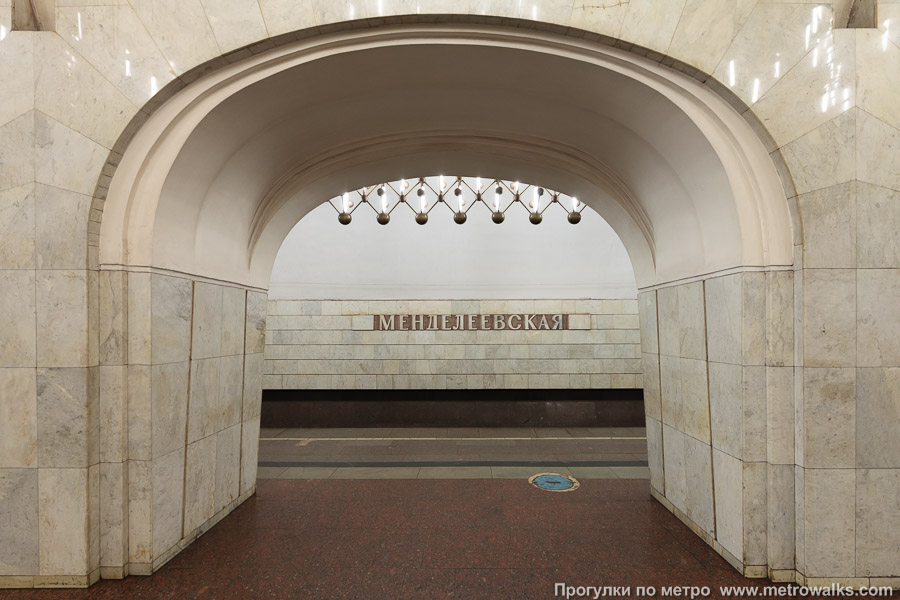 Станция Менделеевская (Серпуховско-Тимирязевская линия, Москва). Проход между центральным залом и посадочными платформами крупным планом.