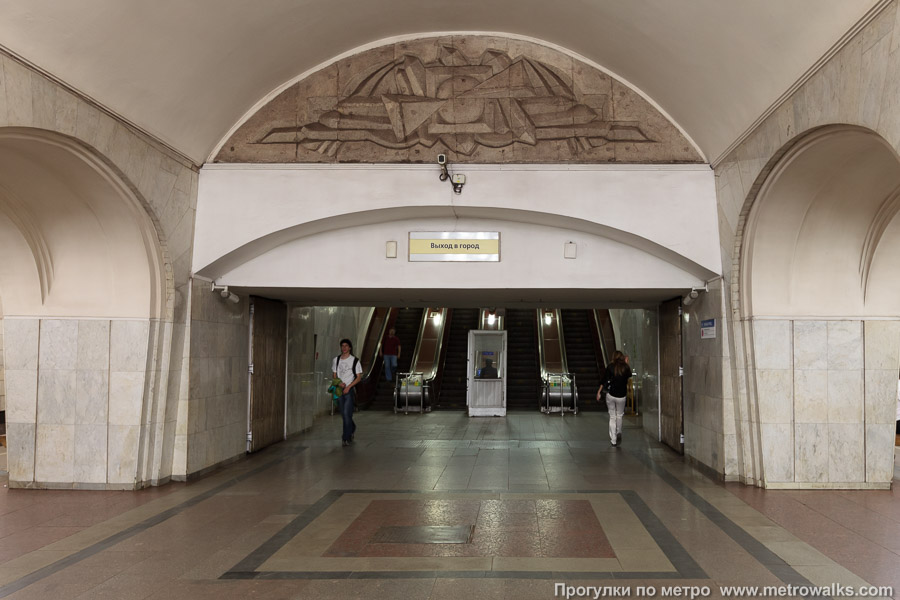 Станция Менделеевская (Серпуховско-Тимирязевская линия, Москва). Выход в город, эскалаторы начинаются прямо с уровня платформы.