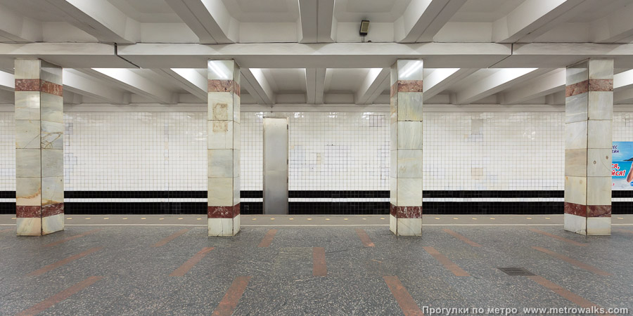 Станция Молодёжная (Арбатско-Покровская линия, Москва). Поперечный вид, проходы между колоннами из центрального зала на платформу.