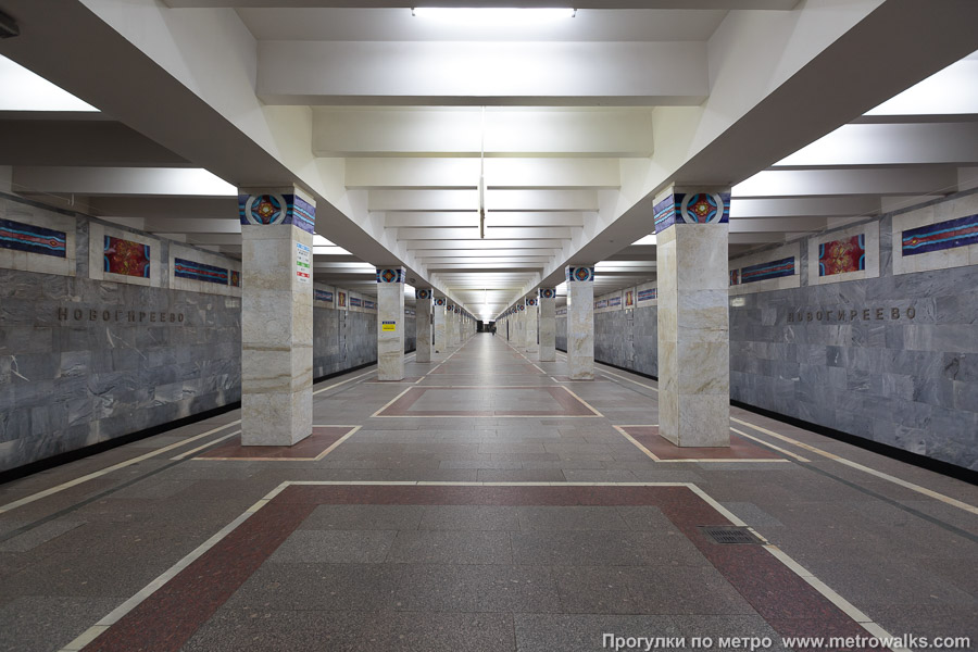 Станция Новогиреево (Калининская линия, Москва). Продольный вид центрального зала.