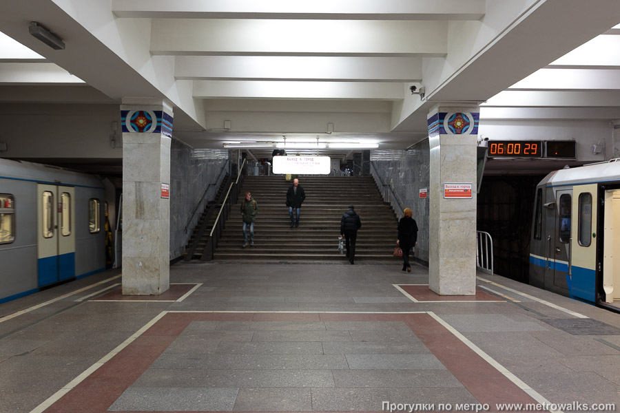 Станция Новогиреево (Калининская линия, Москва). Выход в город осуществляется по лестнице.