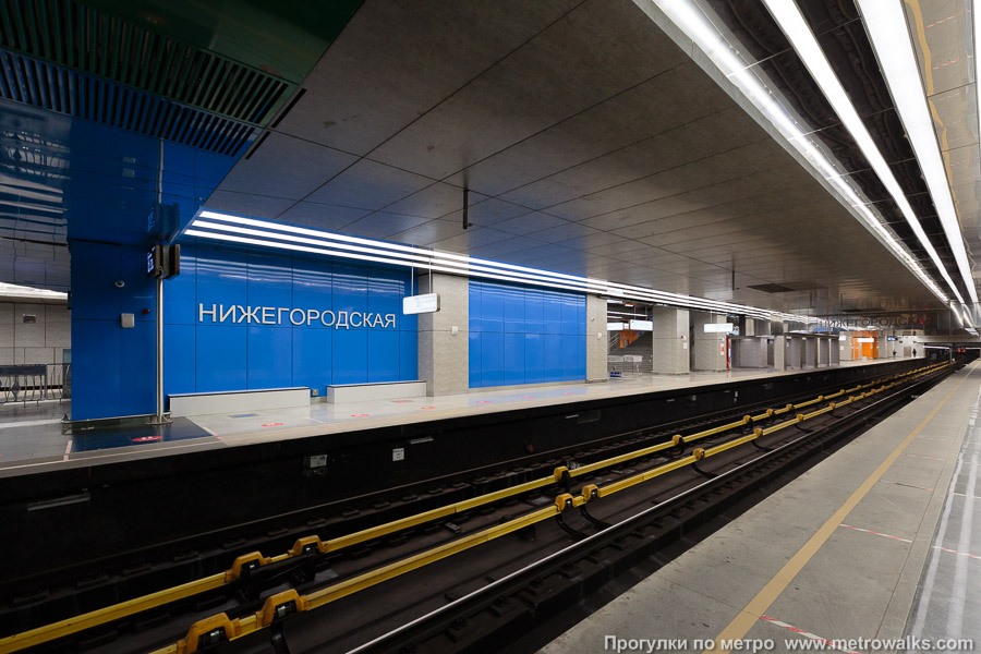 Станция Нижегородская (Некрасовская линия, Москва). Вид по диагонали. По краям станции отделка — разноцветная.