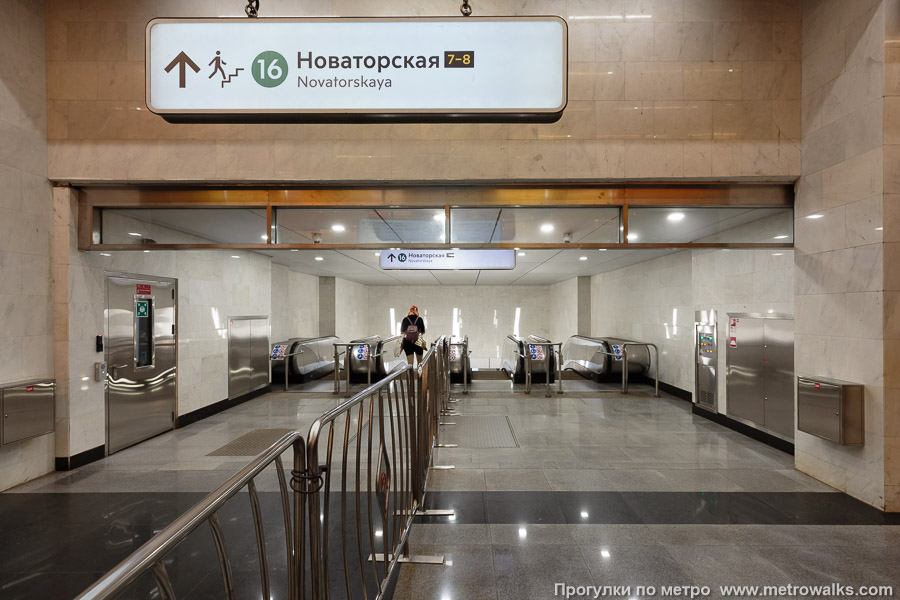 Станция Новаторская (Большая кольцевая линия, Москва). В западном коротком переходе между Новаторскими установлено 4 эскалатора.