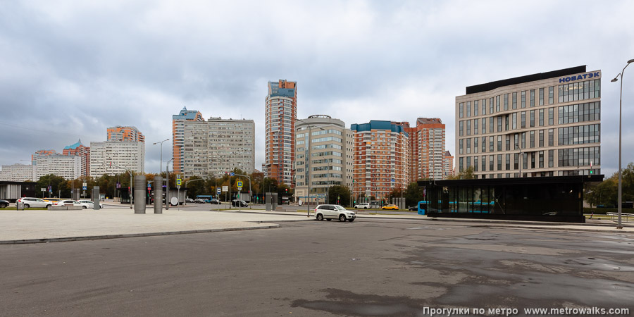 Станция Новаторская (Большая кольцевая линия, Москва). Общий вид окрестностей станции. Ленинский проспект, к северо-востоку от перекрёстка с улицей Новаторов (на переднем плане — выход № 6 из западного вестибюля).