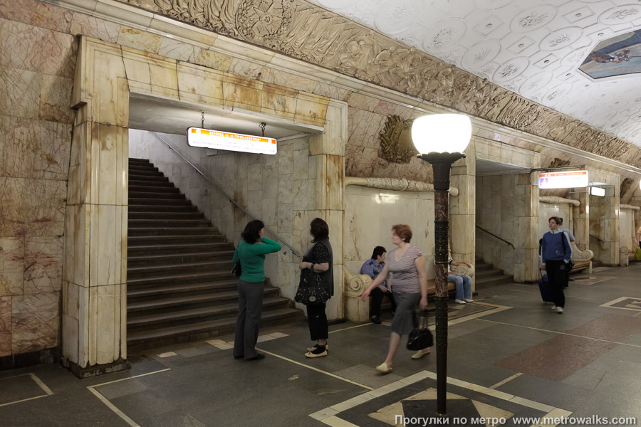 Станция Новокузнецкая (Замоскворецкая линия, Москва). В центре зала — дополнительный переход в северный зал Третьяковской (построен в 1985).