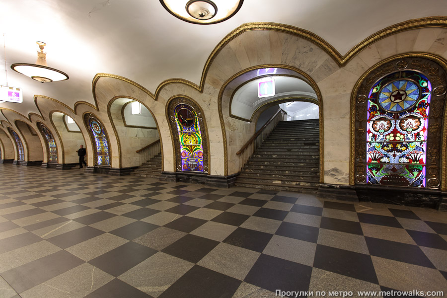 Станция Новослободская (Кольцевая линия, Москва). В центре зала — переход на станцию Менделеевскую Серпуховско-Тимирязевской линии.