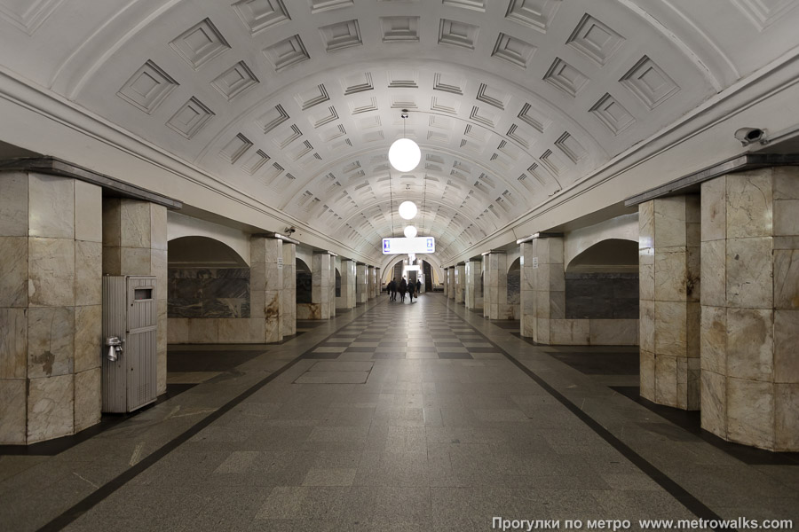 Станция Охотный Ряд (Сокольническая линия, Москва). Продольный вид центрального зала.