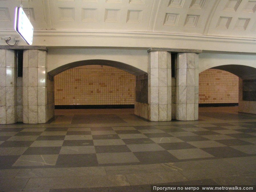 Станция Охотный Ряд (Сокольническая линия, Москва). Проход между центральным залом и посадочными платформами крупным планом. Снимок 2003 года с исторической облицовкой путевых стен.