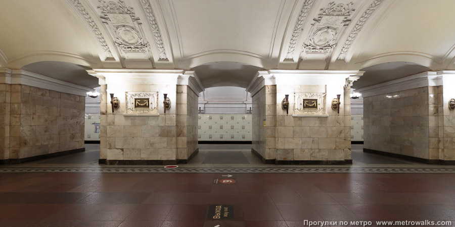 Станция Октябрьская (Кольцевая линия, Москва). Поперечный вид, проходы между пилонами из центрального зала на платформу.
