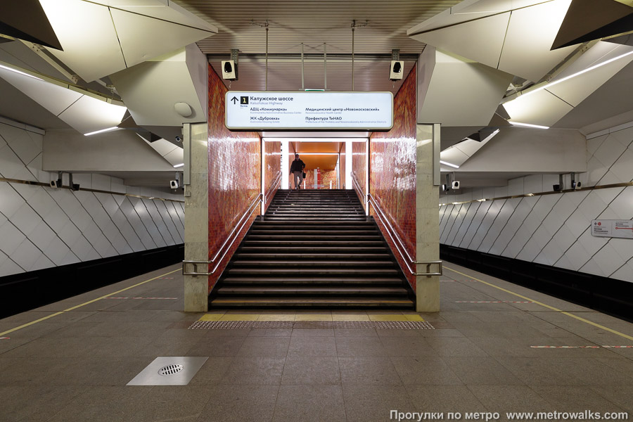 Станция Ольховая (Сокольническая линия, Москва). Выход в город осуществляется по лестнице. Лестница расположена в центре зала, а не в торце, как обычно.