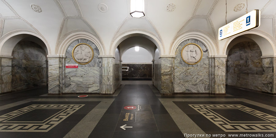 Станция Парк культуры (Кольцевая линия, Москва). Поперечный вид, проходы между пилонами из центрального зала на платформу.