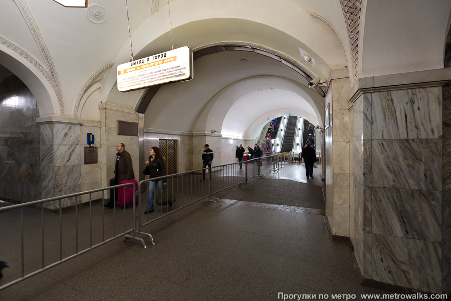 Станция Парк культуры (Кольцевая линия, Москва). Выход в город, эскалаторы начинаются прямо с уровня платформы. Переход на Сокольническую линию осуществляется через наземный вестибюль.