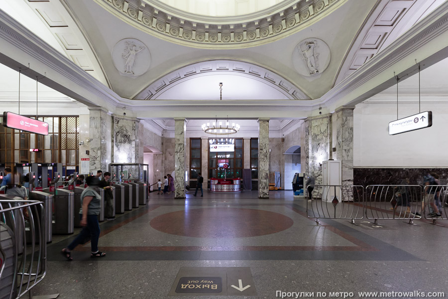 Станция Парк культуры (Кольцевая линия, Москва). Внутри вестибюля станции, общий вид.
