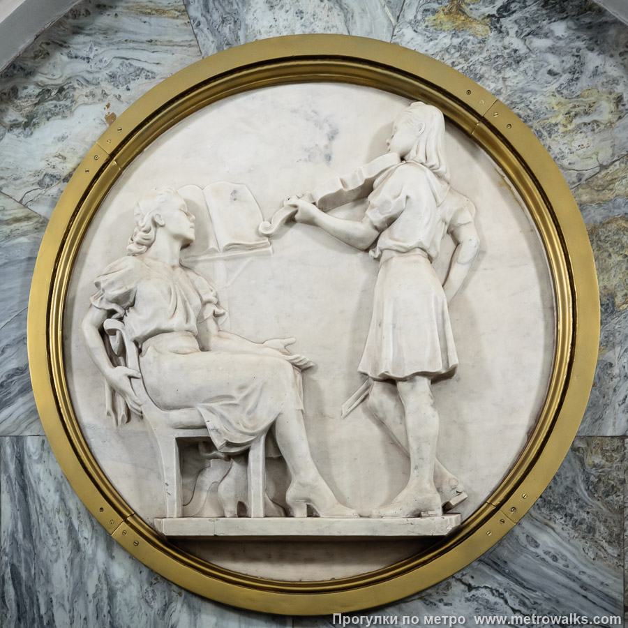 Станция Парк культуры (Кольцевая линия, Москва). Декоративное оформление пилонов крупным планом. Барельеф «Игра на скрипке».