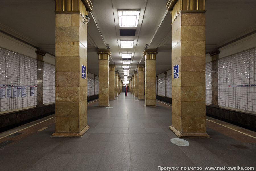 Станция Парк культуры (Сокольническая линия, Москва). Продольный вид центрального зала.