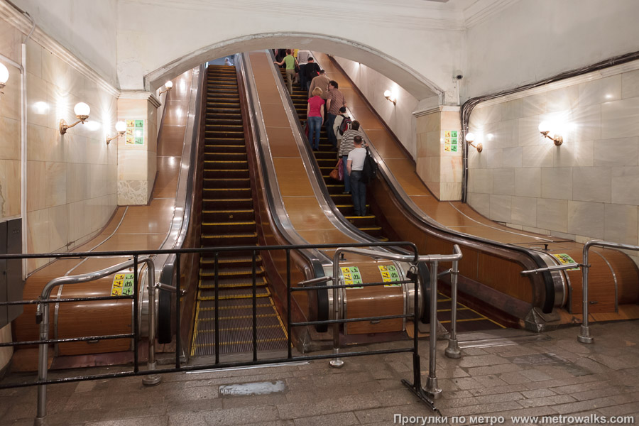 Станция Парк культуры (Сокольническая линия, Москва). Эскалаторы. Историческое фото 2010 года. Сейчас эти эскалаторы уже демонтированы и заменены на современные.